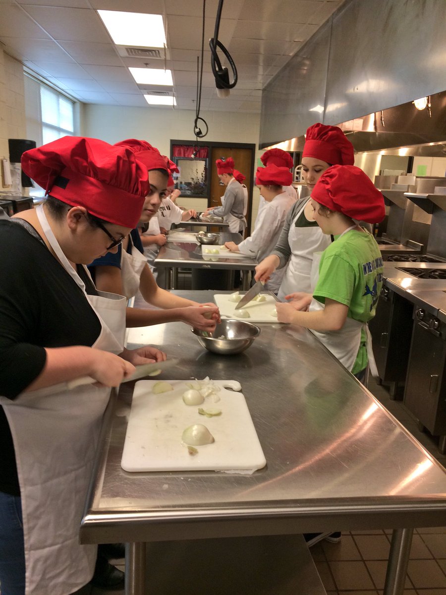IntCulinaryAHS's tweet photo. Slicing &amp; diving onions today! #dontcry 😭 #introculinaryarts https://t.co/o9XWvvc6O9