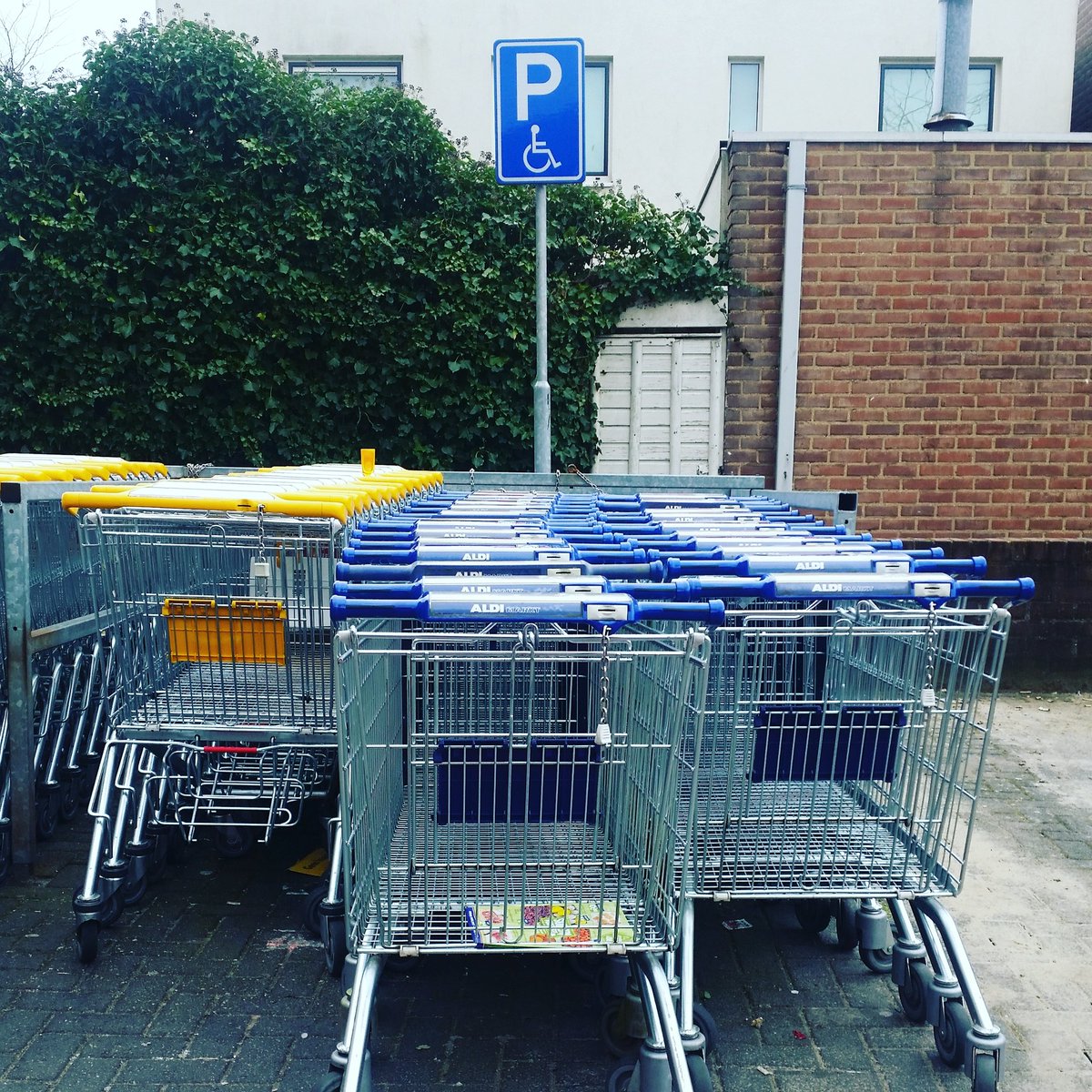 ninkoo's tweet photo. Je zult maar invalide zijn in @LingewaardGem #Huissen #niehandig #pietertje #jehadmaar1taak #parkeerprobleempje! https://t.co/mkFmqIsM2X