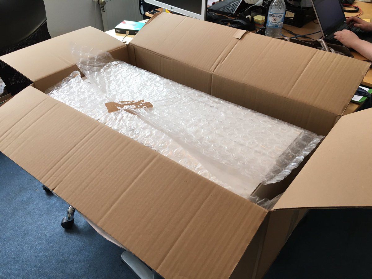 hluecke's tweet photo. Post... Persönlich... Oha! 😳 Und ein Paket haben die @GelbeSeiten direkt mitgeschickt... #gelbeseiten #paketpost https://t.co/ynwp5GtdVk