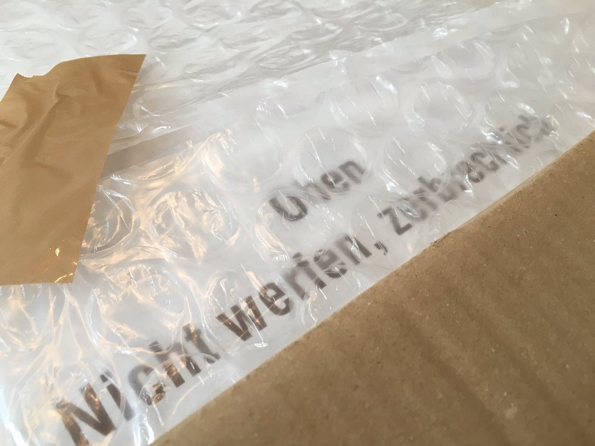 hluecke's tweet photo. Post... Persönlich... Oha! 😳 Und ein Paket haben die @GelbeSeiten direkt mitgeschickt... #gelbeseiten #paketpost https://t.co/ynwp5GtdVk