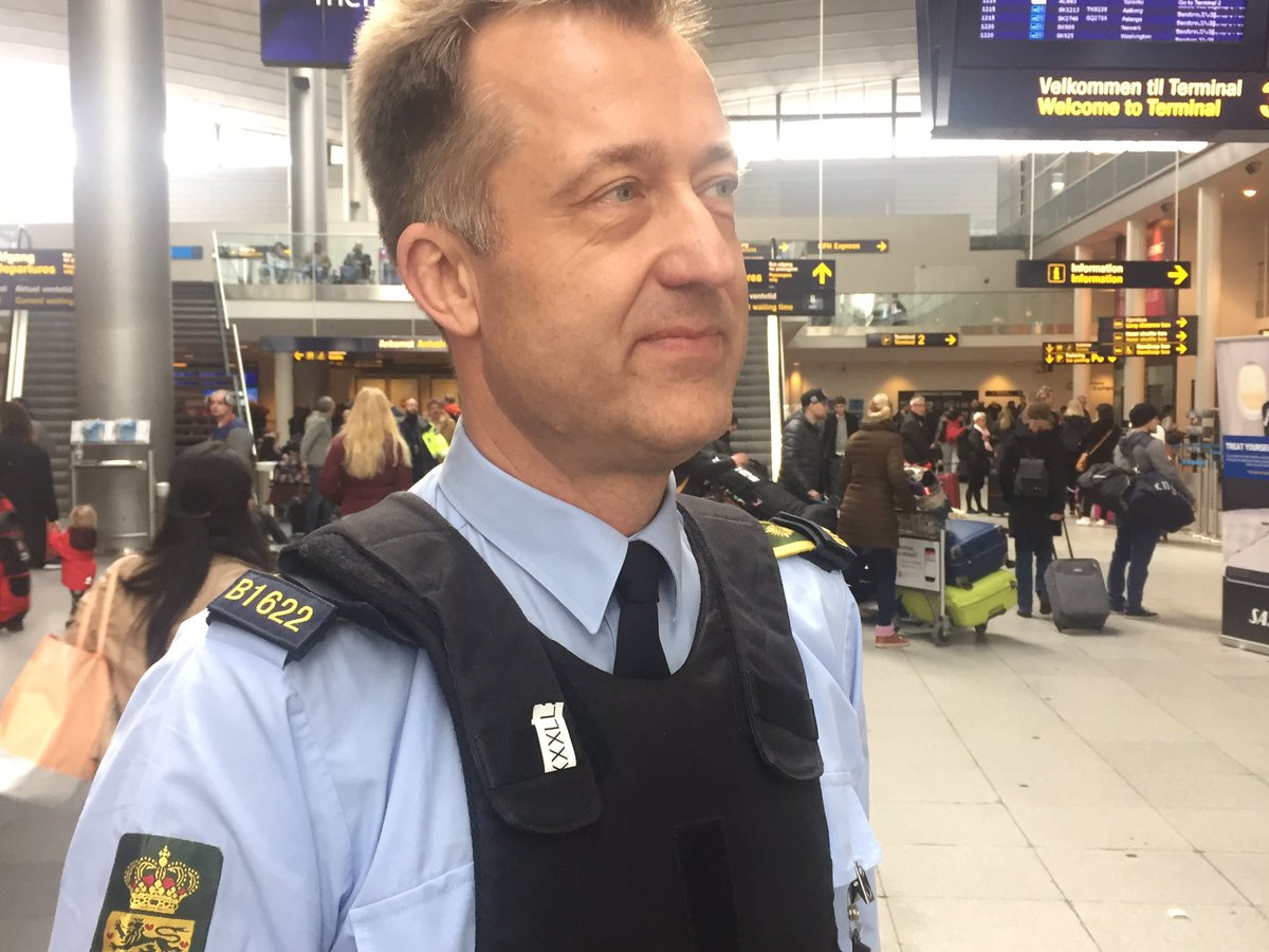brianlindhoff's tweet photo. "Vi mødes gerne med medarbejderne i lufthavnen", siger politikommissær Lars Krabbe #BrusselsAttacks #cphairport https://t.co/oCVtb1fCdC