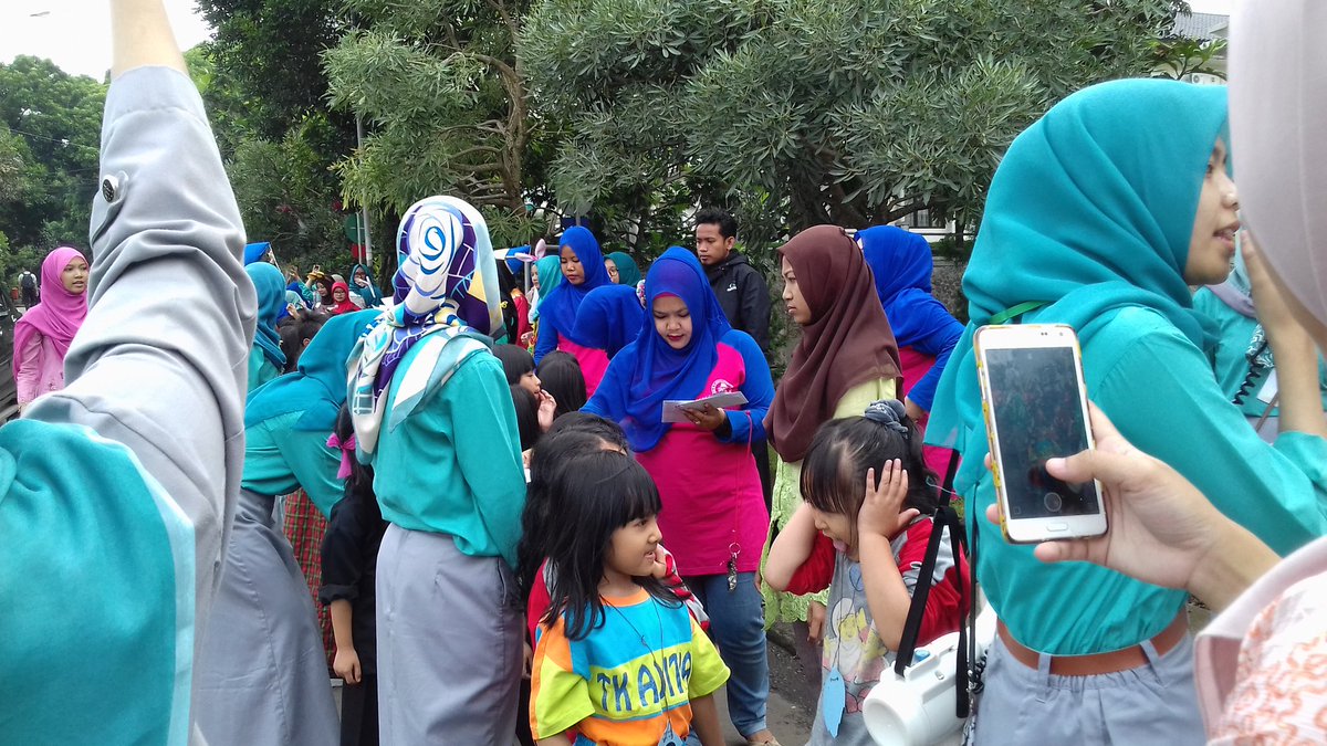 PGPAUDEXPO2017's tweet photo. Dimulai dari kegiatan pertama, diawali dengan karnavaaal yeeee dan dilanjuti dengan finger painting^^ https://t.co/LUe9R2zGEl