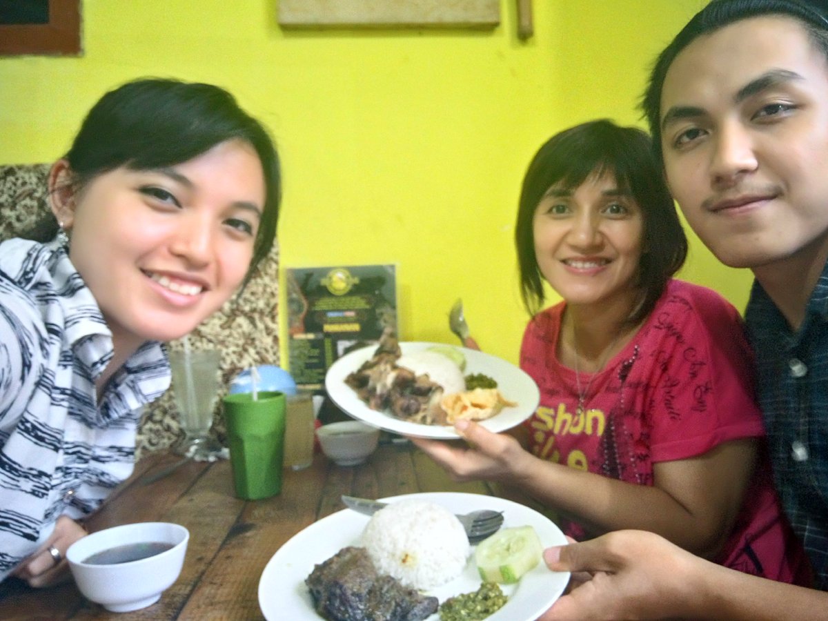WindyyyAng's tweet photo. Lagi makan di @iga_samnawi sore2 setelah hujan with @Williamputraa dan mama.. Maknyusssss! https://t.co/o2VFBrQ3e6