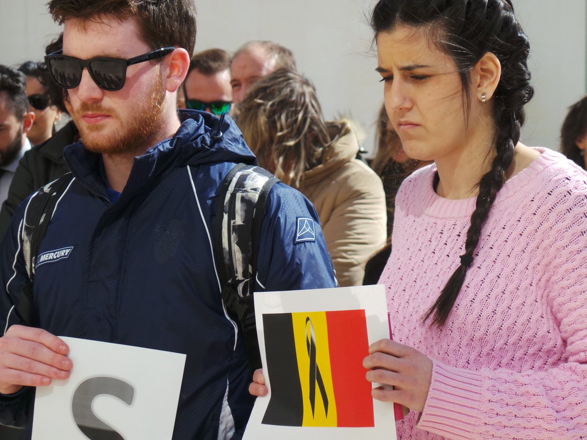 Minuto de silencio tras los atentados de #Bruselas y manifiesto de repulsa a la violencia bit.ly/1RxN3Vu