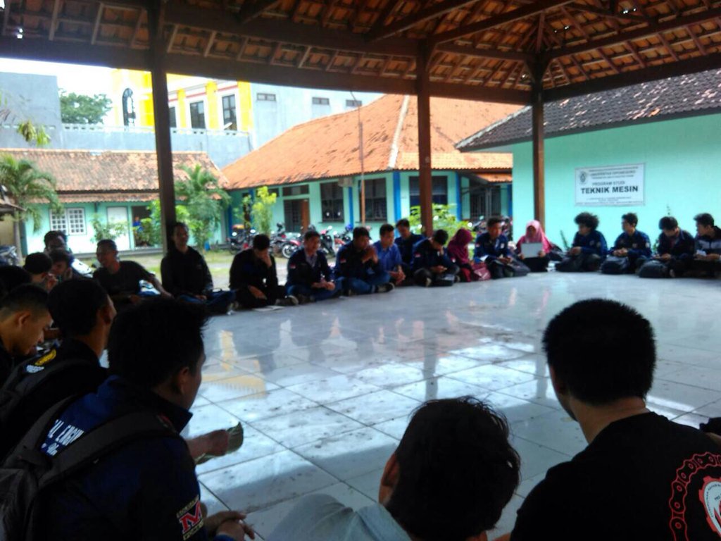 BEMUndip_Harkam's tweet photo. Sore Dips ! Saat ini sdang brlangsng Roadshow @BEMUndip_ ke DIII Teknik Mesin yg brlangsng di Gazebo UNDIP Pleburan https://t.co/T27AbaZKMz