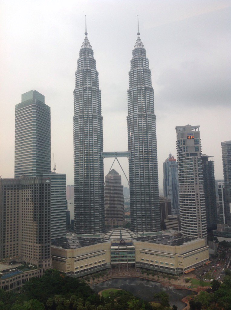 JacquiEH_atLQG's tweet photo. Now...that what I call a pair!
88 storeys? No probs:)
#PetronasTowers
#HighRise #HyperDensity https://t.co/1T2Nliuwkr