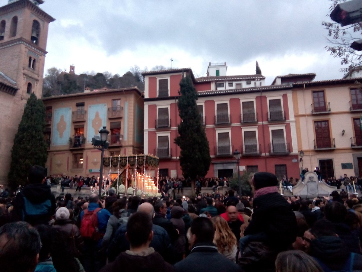 granadacofrade's tweet photo. Estampas que nos dejó el Martes Santo en Granada #semanasantatg7  @HdadEsperanza https://t.co/2psBYBUB5l