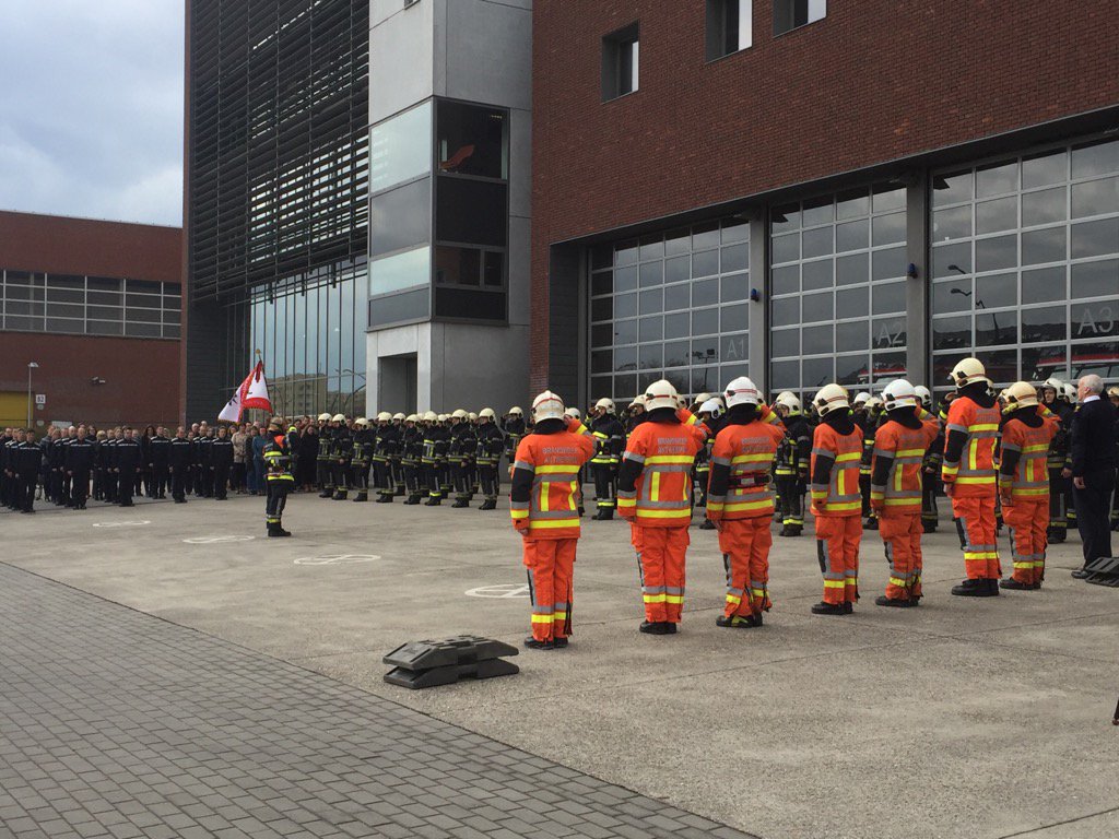 BZAntwerpen's tweet photo. Zonet in alle brandweerkazernes minuut stilte voor aanslagen. Onze gedachten zijn bij alle getroffenen. https://t.co/uEv36p3Hz7