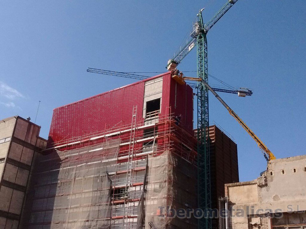 IBEROMETALICAS's tweet photo. Trabajos de #cerramientos #metalicos con sistema de #cubierta IN226  y #fachada de Arcelor.https://t.co/g4c9fqjhNf https://t.co/vn3vIaysNT