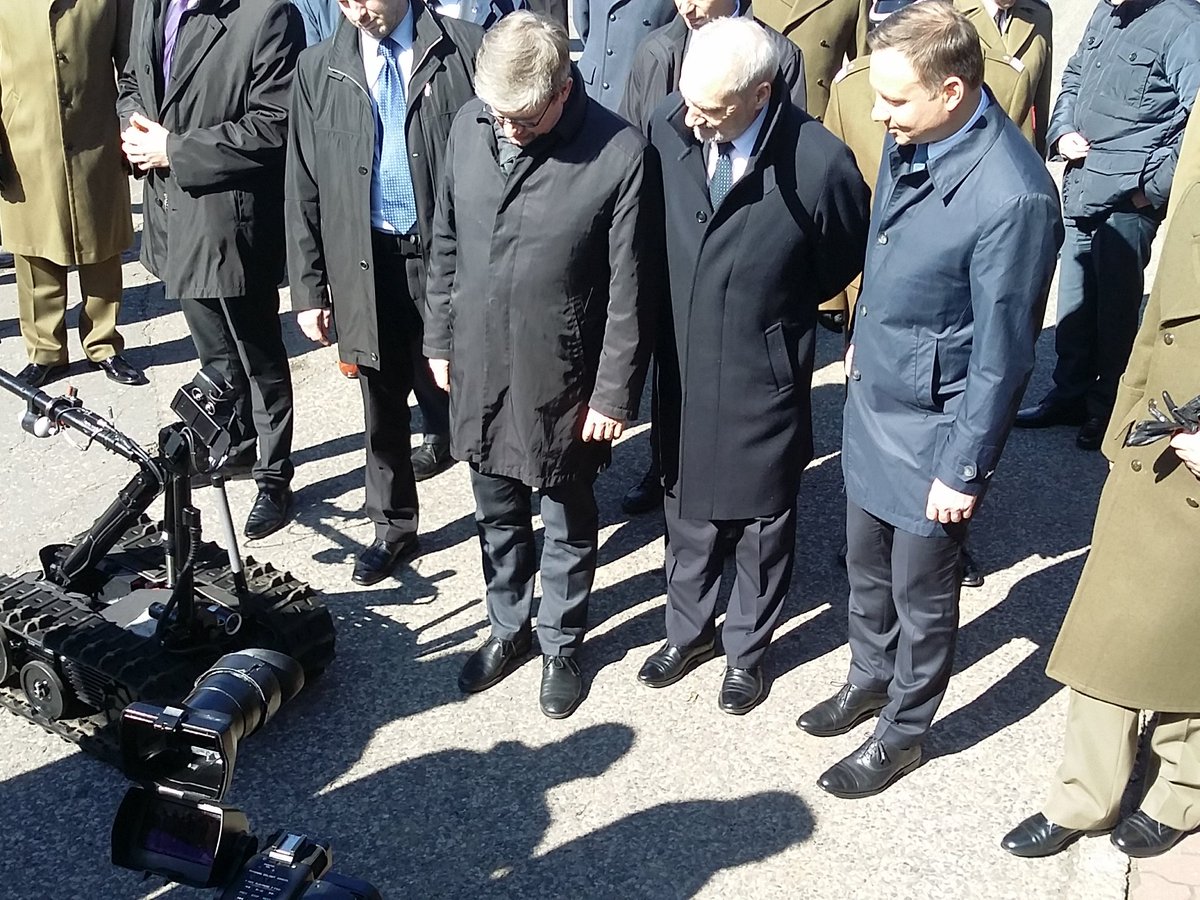 MON_GOV_PL's tweet photo. .@prezydentpl @AndrzejDuda i min.@Macierewicz_A oglądają sprzęt będący na wyposażeniu #2MPS. https://t.co/reLWftBnLr
