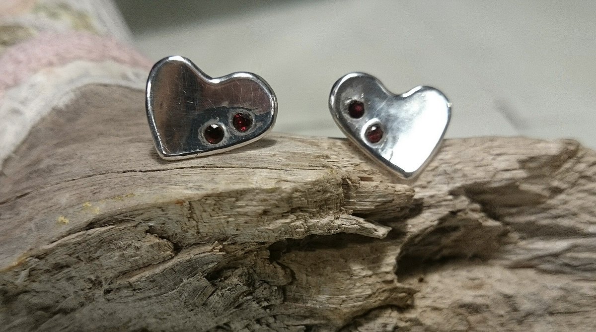 eltrebolde4's tweet photo. Joyas con corazón. Plata y granates
#diseñoenplata #joyashechasamano #joyasdeautor #joyasúnicas https://t.co/hWuGVXCdrD