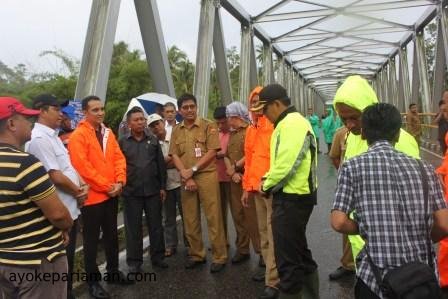 ayokepariaman's tweet photo. wakil walikota Pariaman bersama anggota Komisi V DPR RI mninjau pegerjaan jembatan kuraitaji yg amblas @InfoPadang_ https://t.co/kfnlVrOGCA