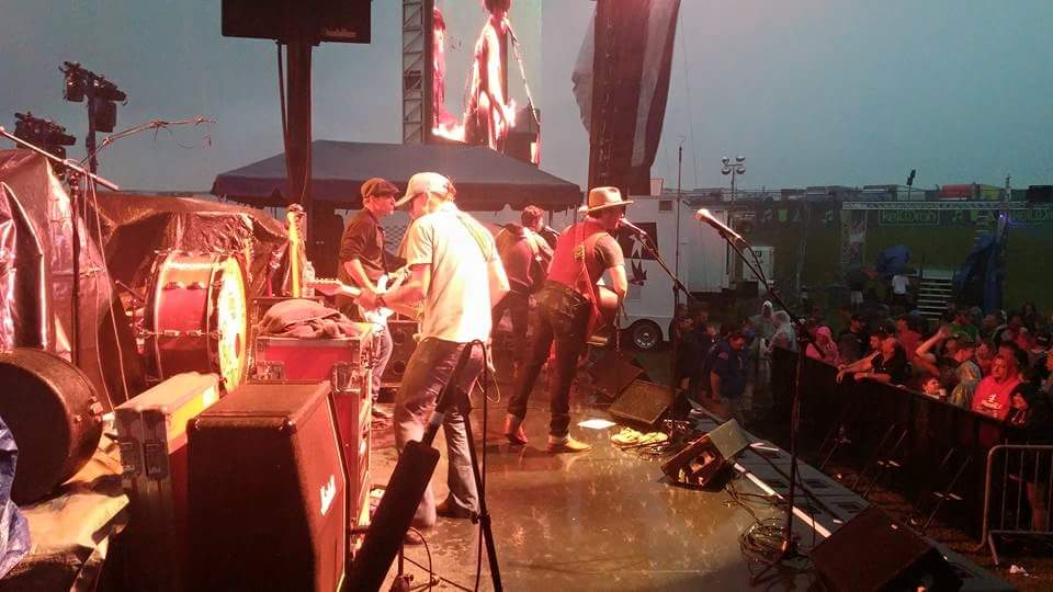wwpennylanedo's tweet photo. Throwback to 2015 @keloorah. @DrakeWhite braving the rain! See him again this yr. Presale going on now! @MISpeedway https://t.co/D7yX1DKRnK