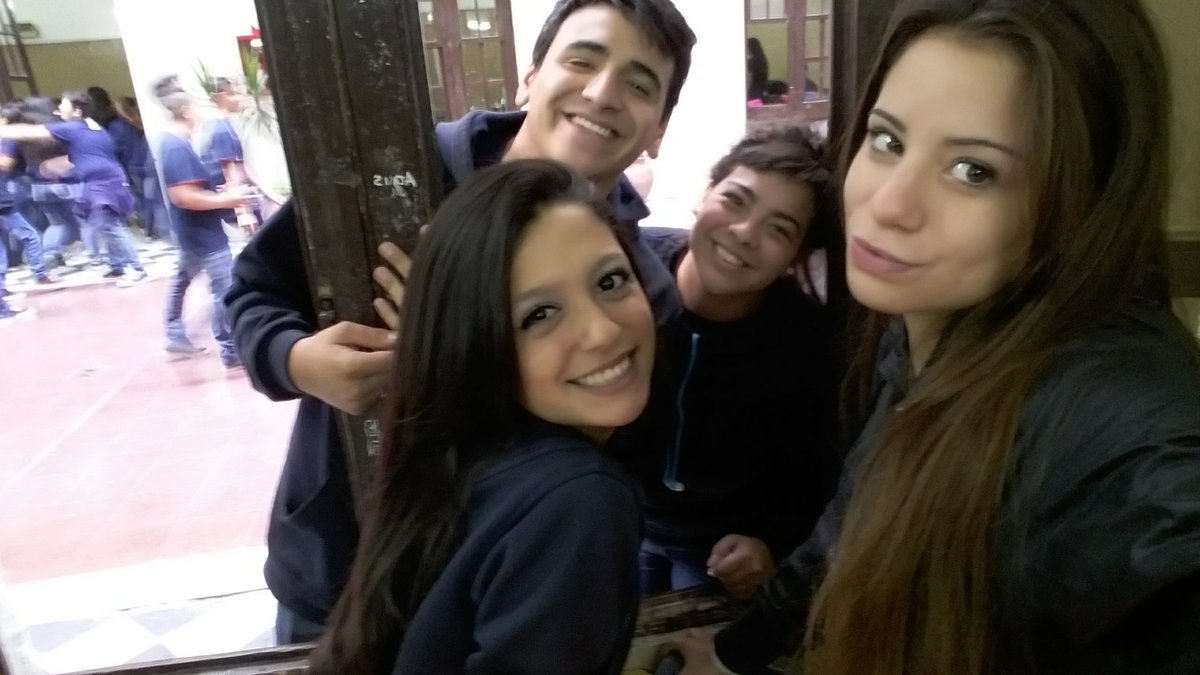 seliinewells's tweet photo. escuu con los mejores https://t.co/lcWcYYxlgZ