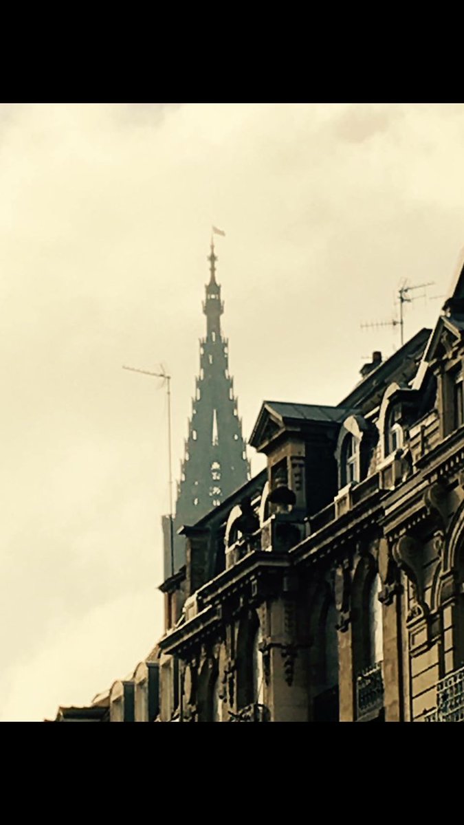 Mystérieux drapeau blanc pendant quelques heures au sommet de la cathédrale #strasbourg #BrusselsAttacks #Bruxelles