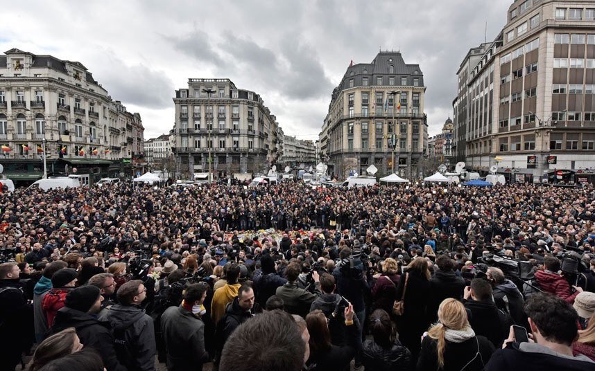 MikeyKayFilms's tweet photo. #BrusselsAttacks| and the healing begins.  Crowds gather at Brussels' Place de la Bourse to hold a minute's silence. https://t.co/lrgTw4QnoH