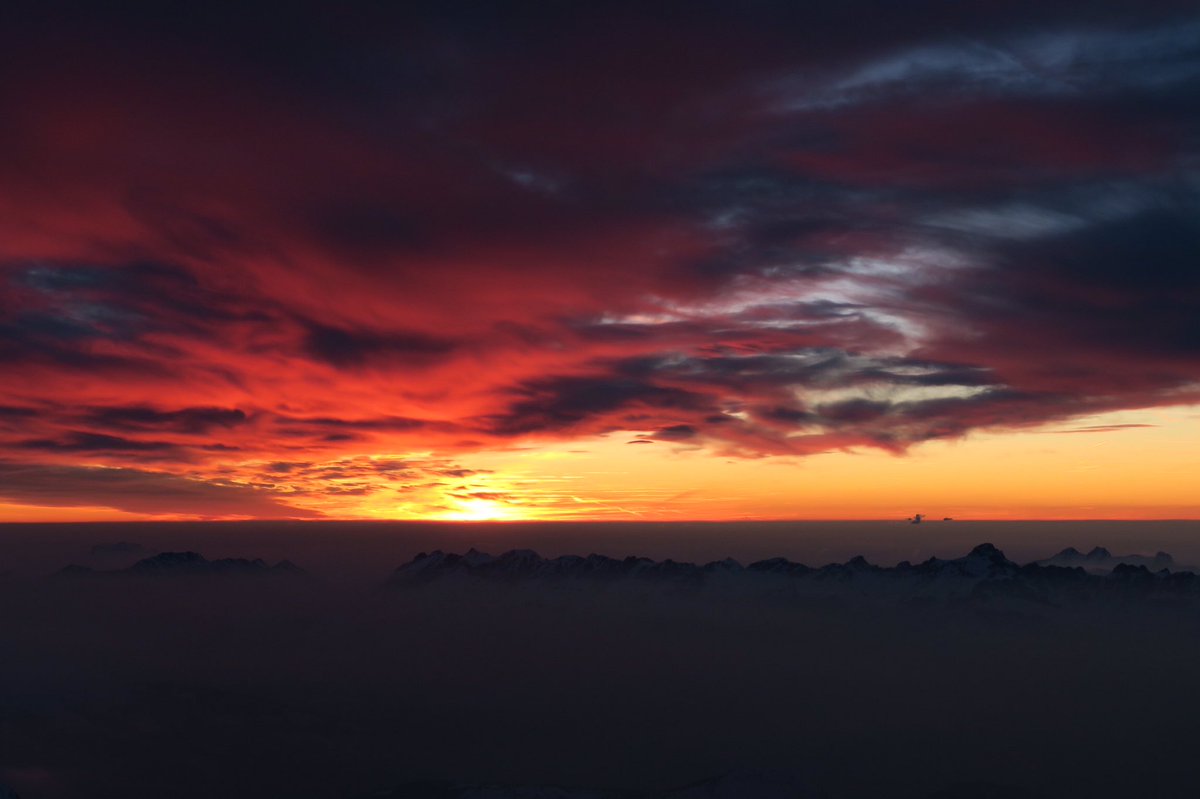 GraemeHBarr's tweet photo. Stunning sunset from the Cosmiques Refuge #chamonix last night. https://t.co/AuuZC4lxiK