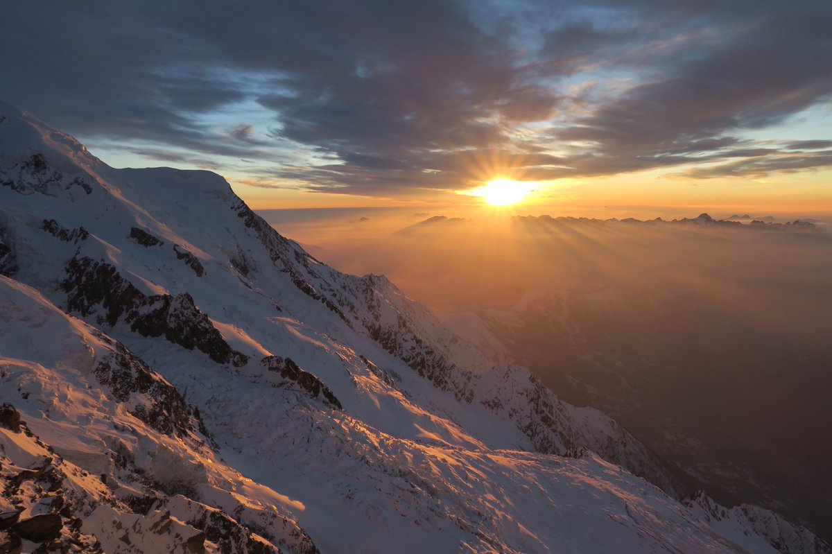 GraemeHBarr's tweet photo. Stunning sunset from the Cosmiques Refuge #chamonix last night. https://t.co/AuuZC4lxiK