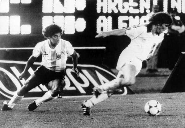 OffsideStats's tweet photo. La #SelecciónArgentina jugó 3 veces un 24 de marzo:

3-0 Brasil 1963
2-1 Polonia 1976
1-1 Alemania 1982 https://t.co/drdZ3T91L6