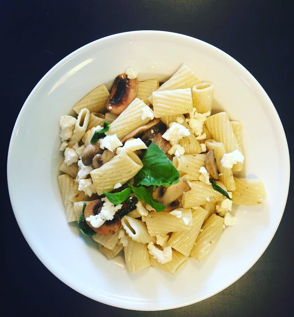 Menú de hoy?  Canutones blancos con champiñones y albahaca!!!