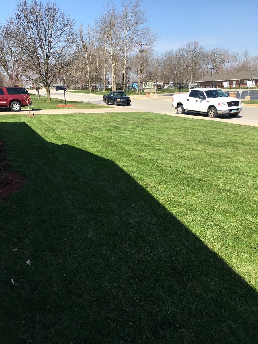 BrentSelhorst's tweet photo. Thanks to @SteveStone68 and Natures Green and Greentech my yard looks perfect!!!! ☀️👍🏼☀️✅✳️ https://t.co/q7eYg7yUnx