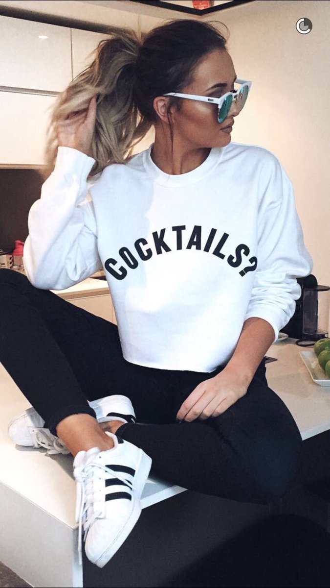 ChloeLeahHuckle's tweet photo. I need me this sweater! #cocktails #offdutee @OffDutee https://t.co/IJVEyd0RRy