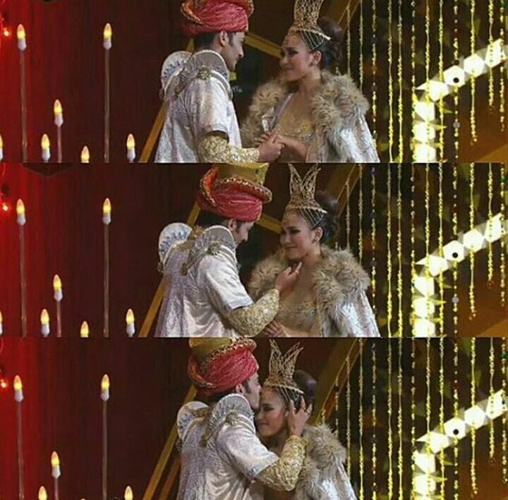 Enonirwan2's tweet photo. Best perform #1001KISAH23TAHUNANTV "@BuddyFinru: God job for u guys �� �� @ravibhatia333 @aytingnew92 https://t.co/zhHyu0pZsE"