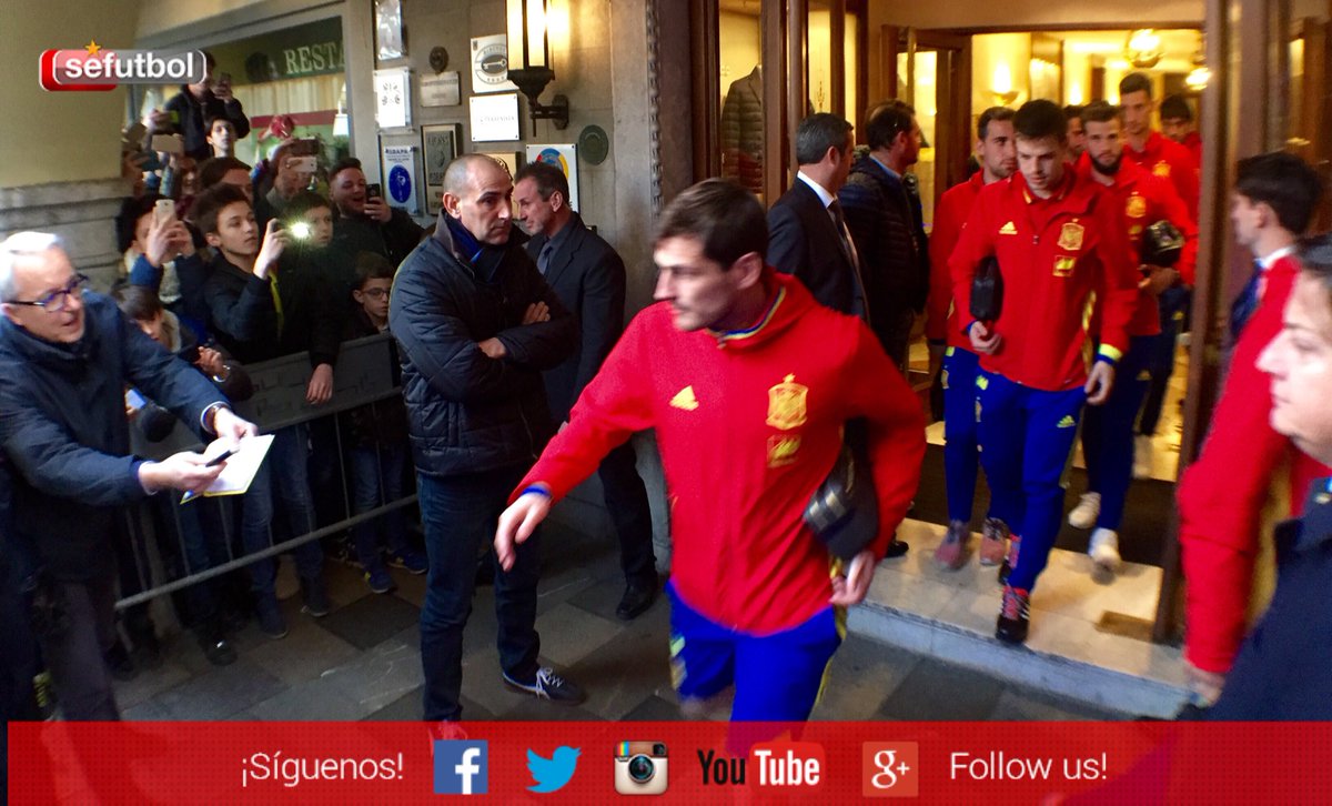 SEFutbol's tweet photo. 📷 ¡Levantamos pasiones rumbo al Stadio Friuli! Último entrenamiento antes de medirnos a @Vivo_Azzurro  🚌 #SEFlive https://t.co/j1jawPUVbt