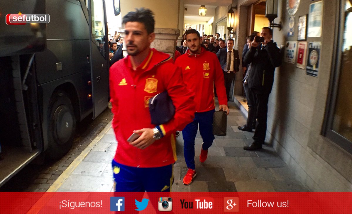 SEFutbol's tweet photo. 📷 ¡Levantamos pasiones rumbo al Stadio Friuli! Último entrenamiento antes de medirnos a @Vivo_Azzurro  🚌 #SEFlive https://t.co/j1jawPUVbt