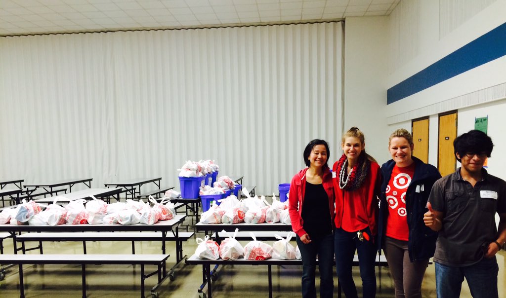 ChristinaM366's tweet photo. #Team338 had a wonderful time volunteering at Edmonds Heights bagging lunches for the kiddos! @lauraslight #D157 https://t.co/5vlG1hUV8I