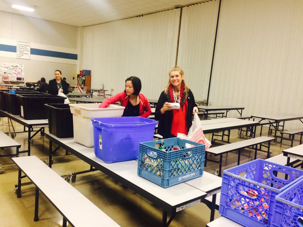 ChristinaM366's tweet photo. #Team338 had a wonderful time volunteering at Edmonds Heights bagging lunches for the kiddos! @lauraslight #D157 https://t.co/5vlG1hUV8I