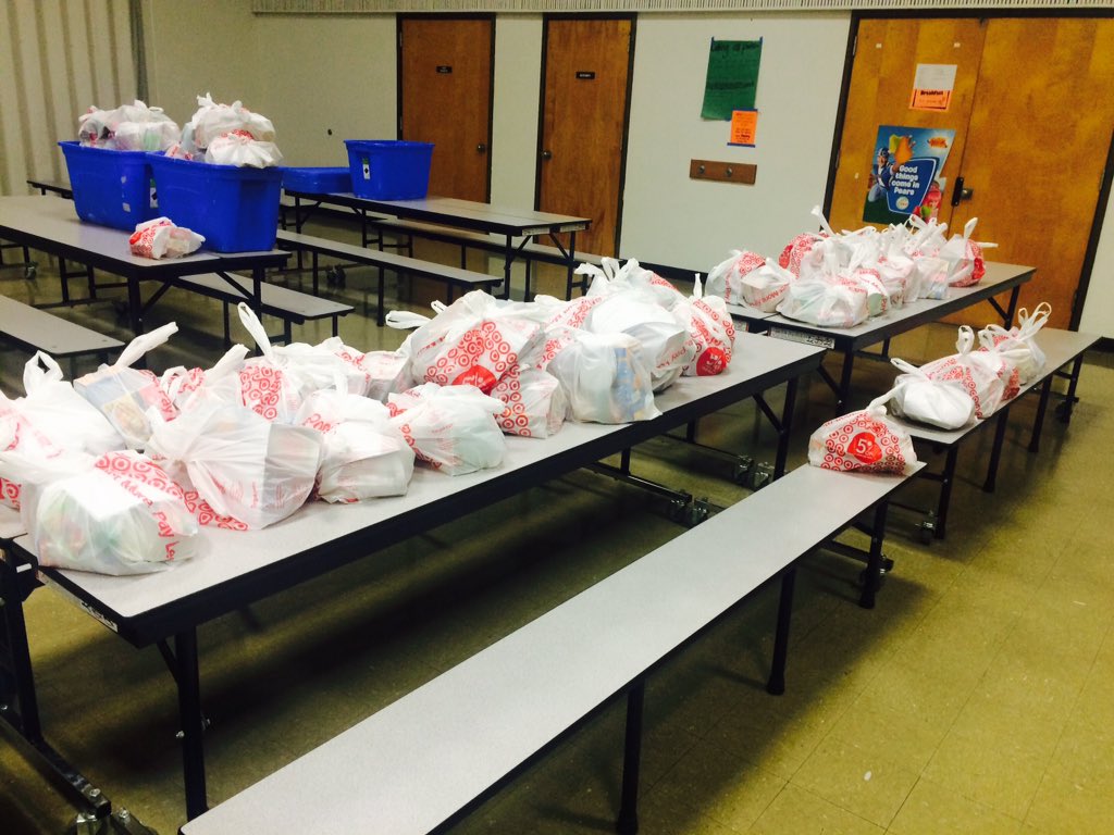 ChristinaM366's tweet photo. #Team338 had a wonderful time volunteering at Edmonds Heights bagging lunches for the kiddos! @lauraslight #D157 https://t.co/5vlG1hUV8I