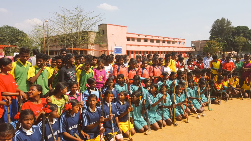 1MHockeyLegs's tweet photo. Inspirational Hockey Clinic with @FlorisJBovel #AsuntaLakra and #KikiColodE #TataHockeyAcademy https://t.co/9VP7vwD84I
