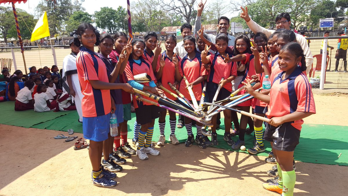 1MHockeyLegs's tweet photo. Inspirational Hockey Clinic with @FlorisJBovel #AsuntaLakra and #KikiColodE #TataHockeyAcademy https://t.co/9VP7vwD84I