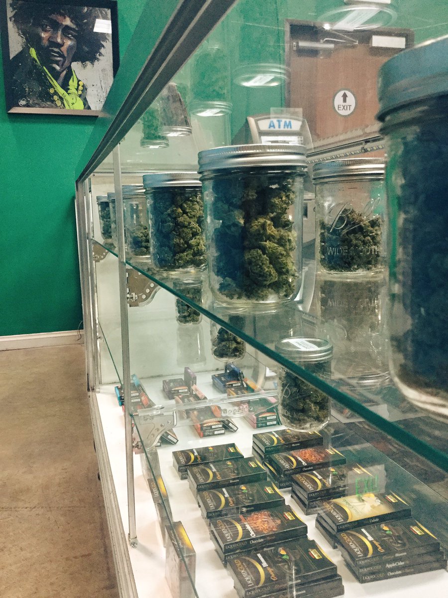 AbsoluteProp215's tweet photo. Roll it up Wednesday!! Specials on blunts and jays all day! Don't forget to stop by☁️ #Marijuana #blunt #rollitup https://t.co/vX71bTyVsH
