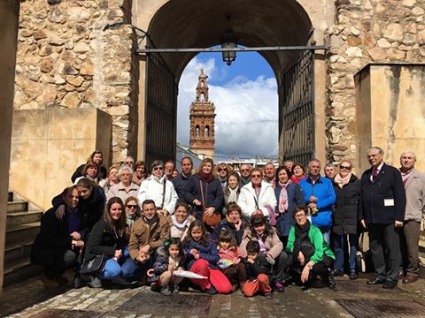 Grupo realizando un tour por Jerez de los Caballeros para conocer su historia, monumentos y la Semana Santa.