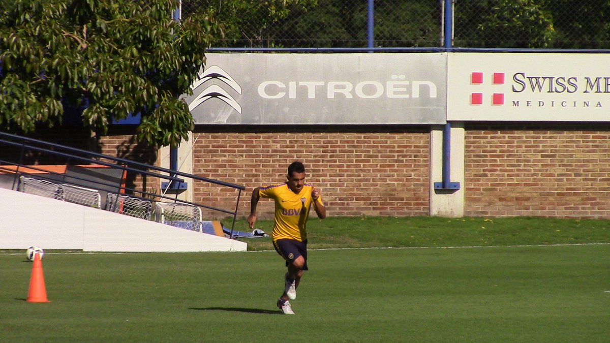 portalbocajrs's tweet photo. Carlos Tevez entrenando fuertemente. El Apache quiere estar nuevamente en óptimas condiciones. (@PlanetaBoca) https://t.co/eTTtFOBxtE