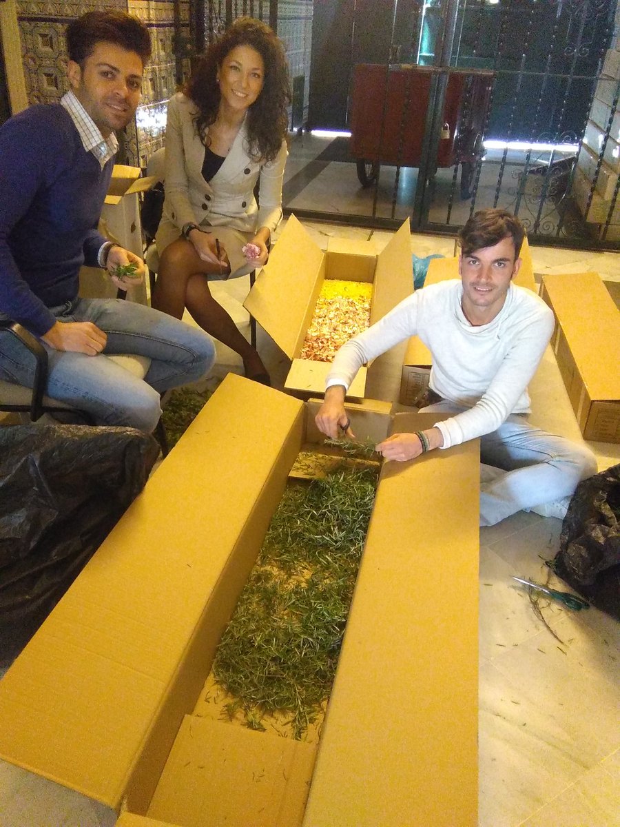 JdelosGitanos's tweet photo. Preparando la petalá para nuestra Santísima Madre. #petaladaAngustias16 https://t.co/88fmcItotg