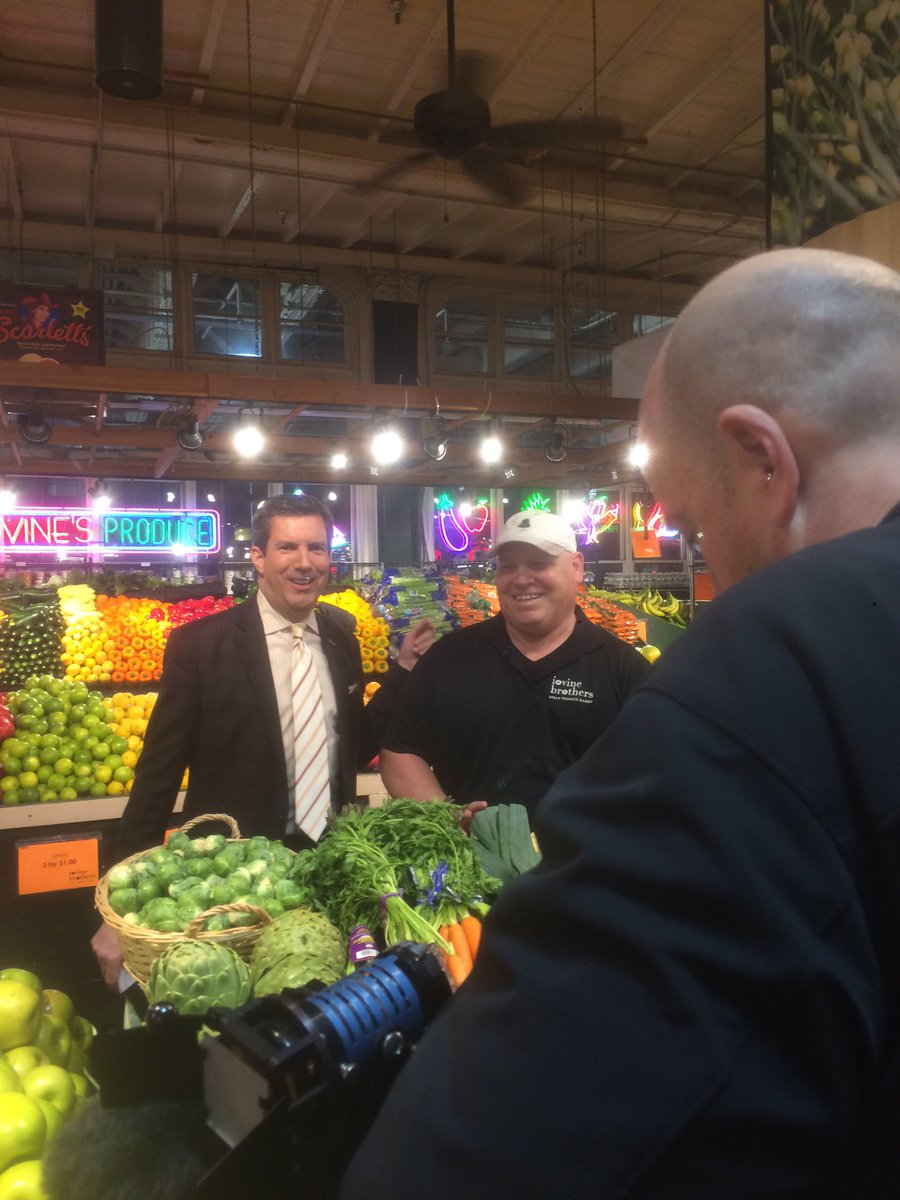 IovineBrothers's tweet image. Jimmy Iovine with @bobkellytraffic @FOX29philly.  Discussions of seasonal produce #HowToPick @RdgTerminalMkt