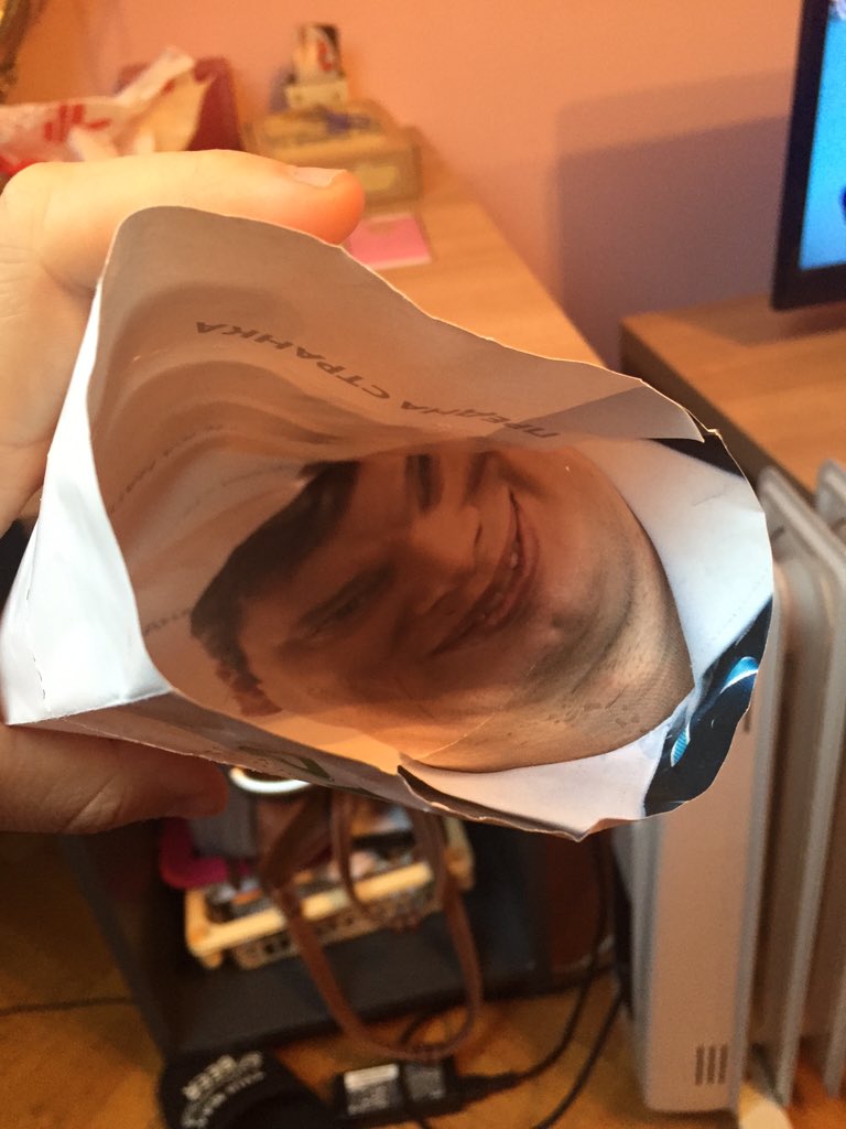 Anjuska97's tweet photo. Mama uzela kesu iz optike kupila  je naocare.Kad ono SOK.Vucic i u kesi uskoro ocekujem da iskoci mi iz frizidera. https://t.co/K0Mnyq8ZNr