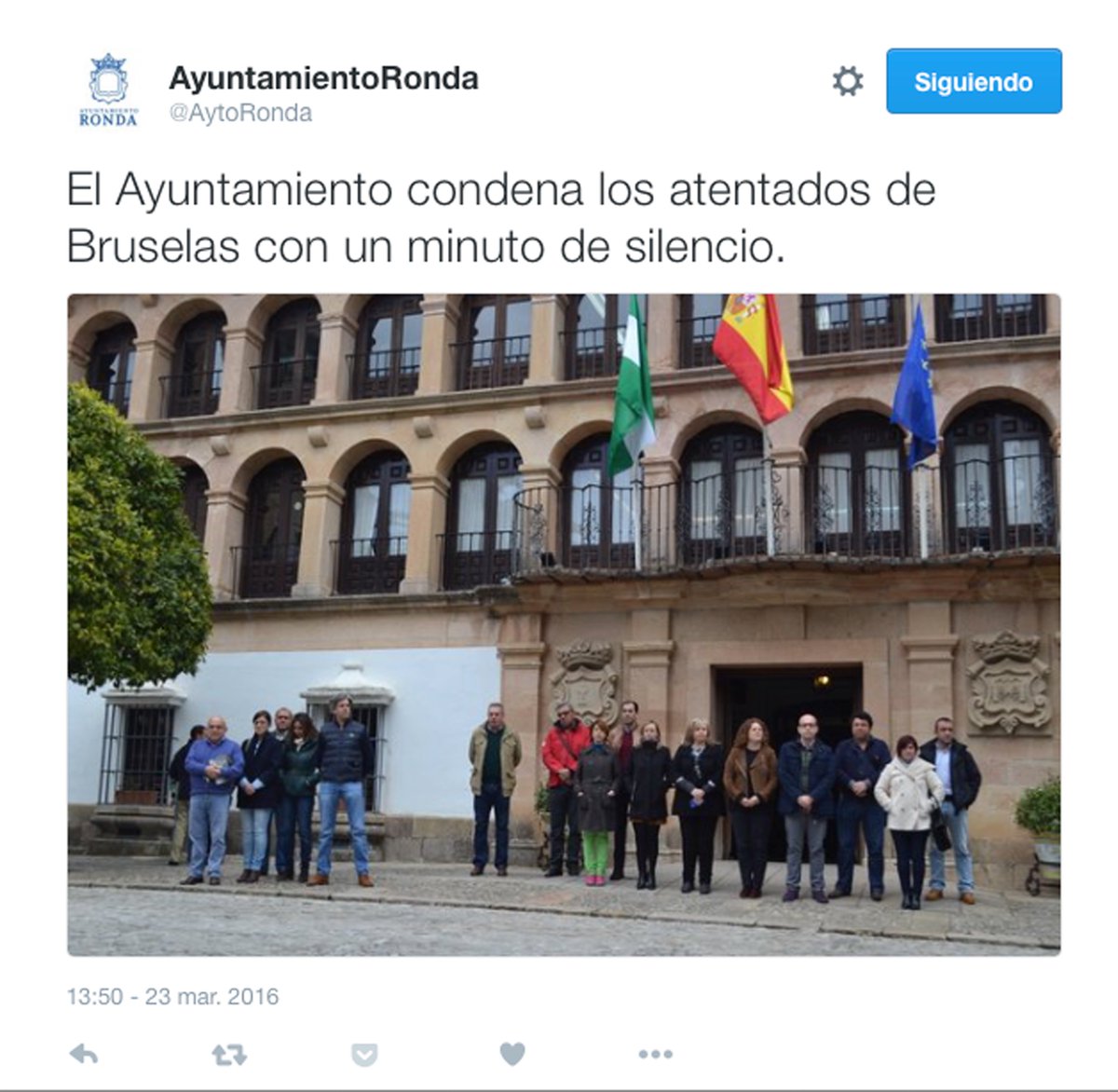 JonNazca's tweet photo. Para gestos tan sensibles, los políticos @ppronda (izq), deben hacer piña con el resto, aunque sea al menos 1 min. https://t.co/CbkPBtIwyf