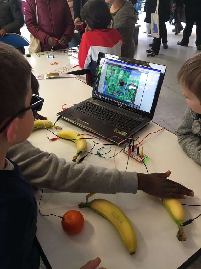 gmarquie's tweet photo. Makey Makey avec des enfants de centres de loisirs #RNE2016 https://t.co/uDhdvviU5i