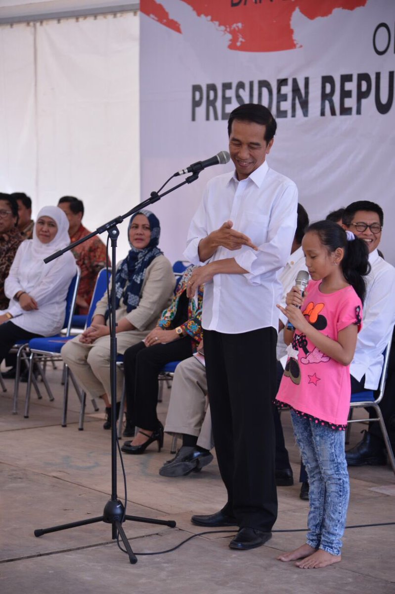 pramonoanung's tweet photo. Presiden @jokowi pada saat pembagian Kartu Indonesia Sehat dan Program Keluarga Harapan https://t.co/q2BzsfaJwl