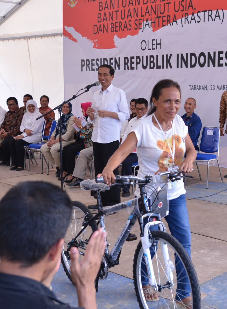 pramonoanung's tweet photo. Presiden @jokowi pada saat pembagian Kartu Indonesia Sehat dan Program Keluarga Harapan https://t.co/q2BzsfaJwl