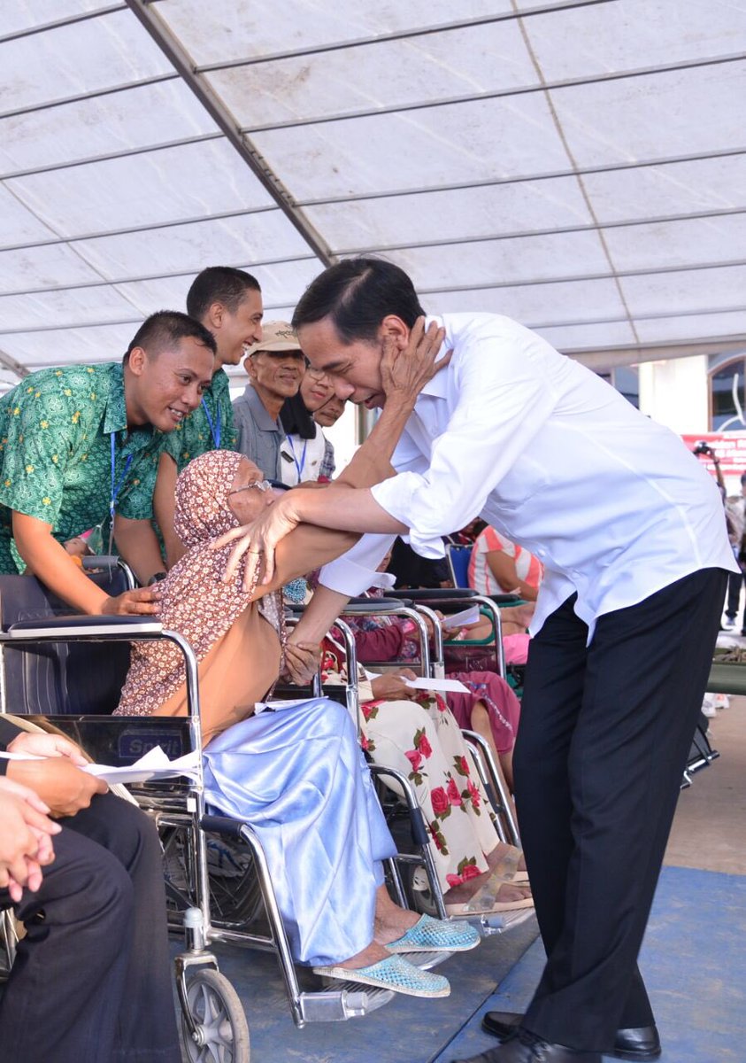 pramonoanung's tweet photo. Presiden @jokowi pada saat pembagian Kartu Indonesia Sehat dan Program Keluarga Harapan https://t.co/q2BzsfaJwl