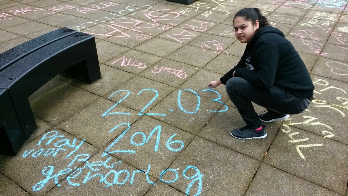 IkoDoeland's tweet photo. Spontane actie van de leerlingenraad op @rvcdehef n.a.v. de aanslagen in Brussel. https://t.co/k9ojDZQAGy