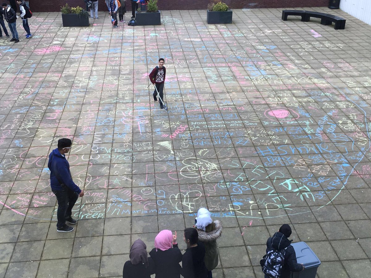 Spontane actie van de leerlingenraad op <a href="/rvcdehef/">rvcdehef</a> n.a.v. de aanslagen in Brussel.