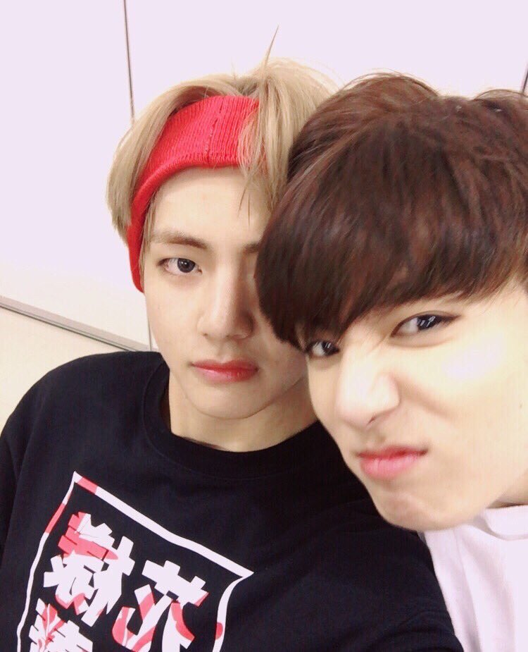btsForever820's tweet photo. １枚目
テ｢今から大切な事言うからちゃんと聞けよ｣
グ｢みんなちゃんと聞いてね~ㅋㅋ｣

実は…
テグ｢今日で付き合って3年目です！😆｣

2枚目
テグ｢いいだろー⤴︎⤴︎ 誰にもよこさねーから ばーーーーか😛｣

#BTSで妄想 https://t.co/p43bGRkHZP