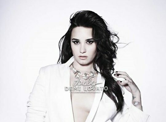DemiFantasia's tweet image. Se han revelado unas imagenes de Demi en su photoshoot para DEMI (1-3) #Hello #BestCover #iHeartAwards