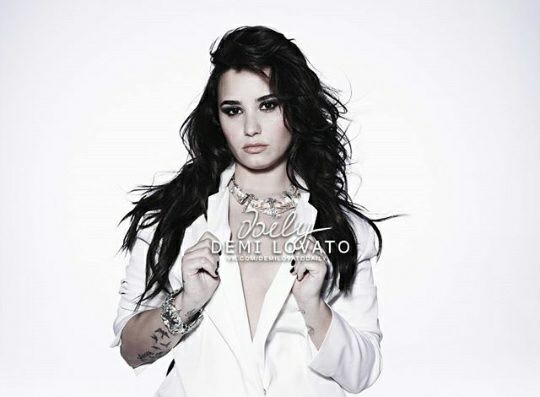DemiFantasia's tweet image. Se han revelado unas imagenes de Demi en su photoshoot para DEMI (1-3) #Hello #BestCover #iHeartAwards
